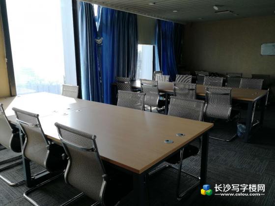 湘域过国际4个办公室1个会议室1个员工大厅（坐40-50人