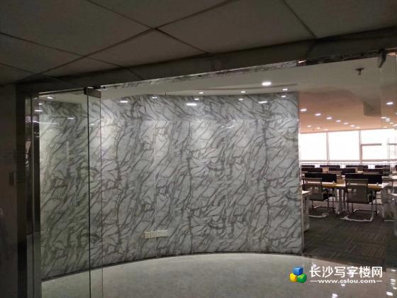 湘江边保利国际广场320平豪华装修带全套办公家具
