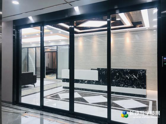 地铁口 富兴金融中心617平 全新精装电梯口带全套家具