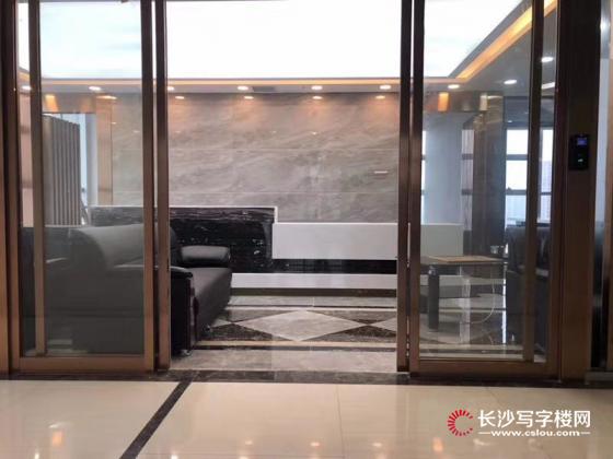 万家丽路华晨双帆国际383平电梯口全新精装修带家具