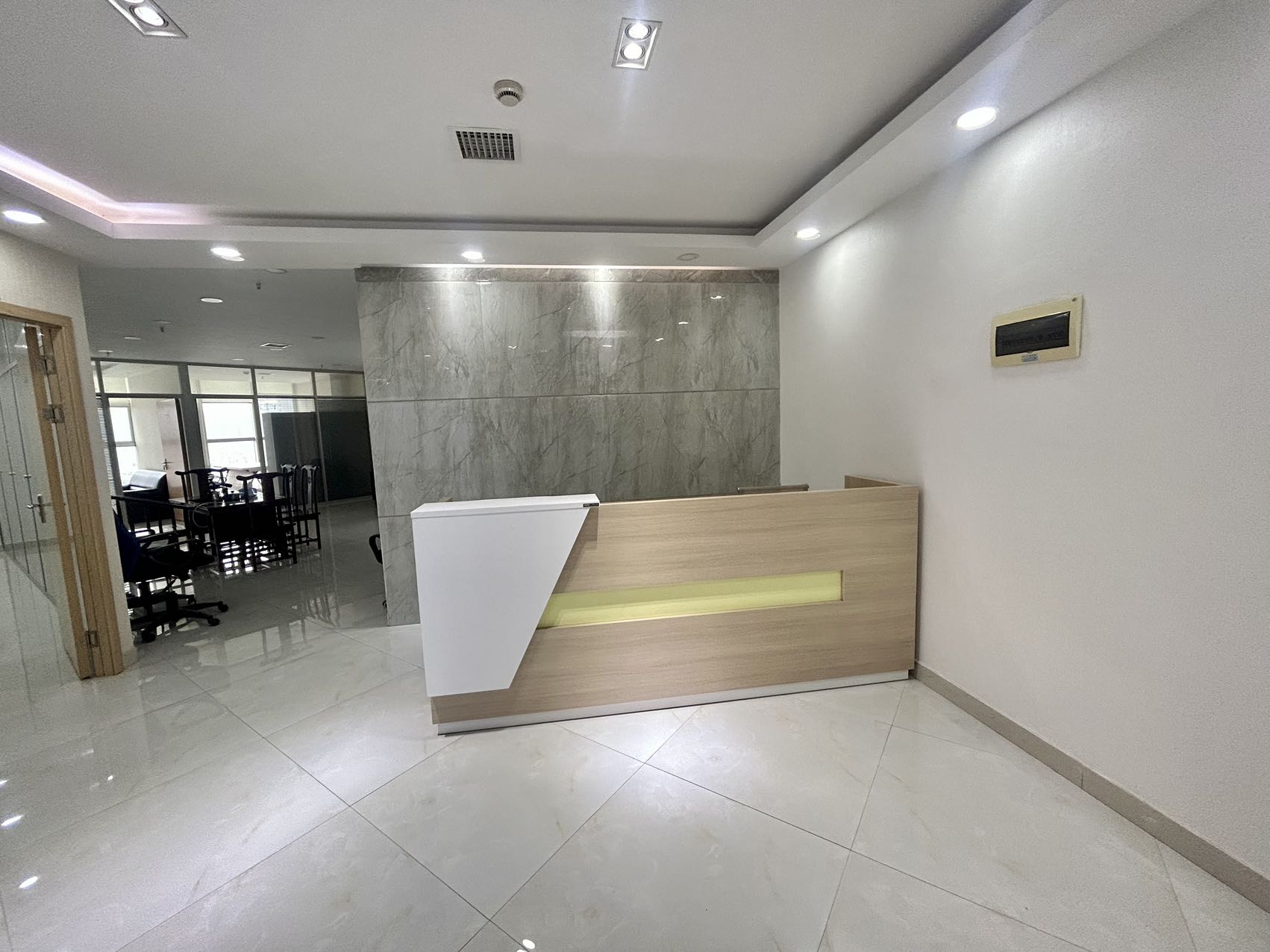 华雅国际财富 175平 4个办公室 精装带全套办公家具 拎包办公